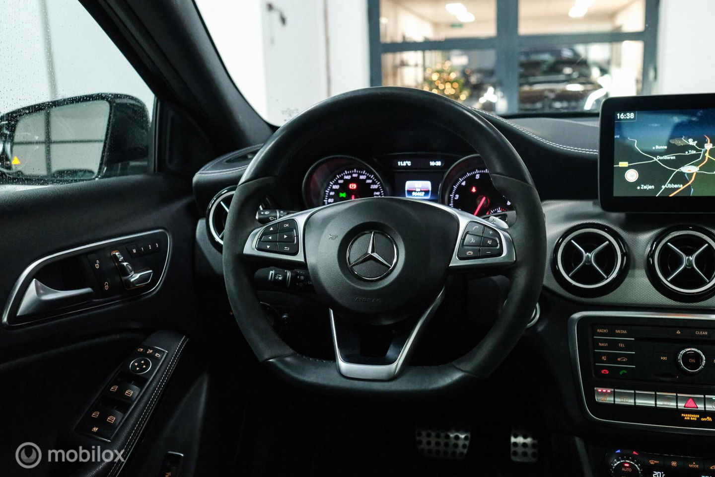 Mercedes-Benz GLA 250 4Matic Premium Plus AMG | Panorama | Adaptive cruise | Camera | All Seasons | Trekhaak | LED | Stoelverwarming | rijklaarpri