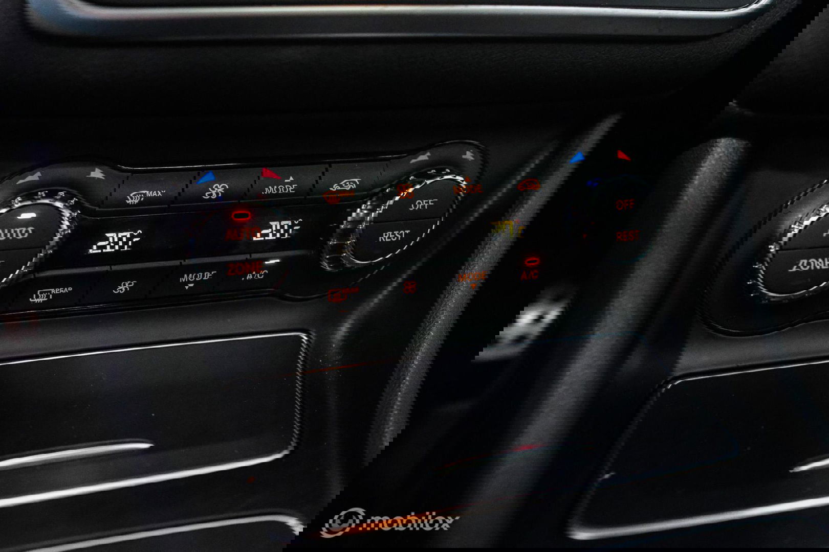 Mercedes-Benz GLA 250 4Matic Premium Plus AMG | Panorama | Adaptive cruise | Camera | All Seasons | Trekhaak | LED | Stoelverwarming | rijklaarpri