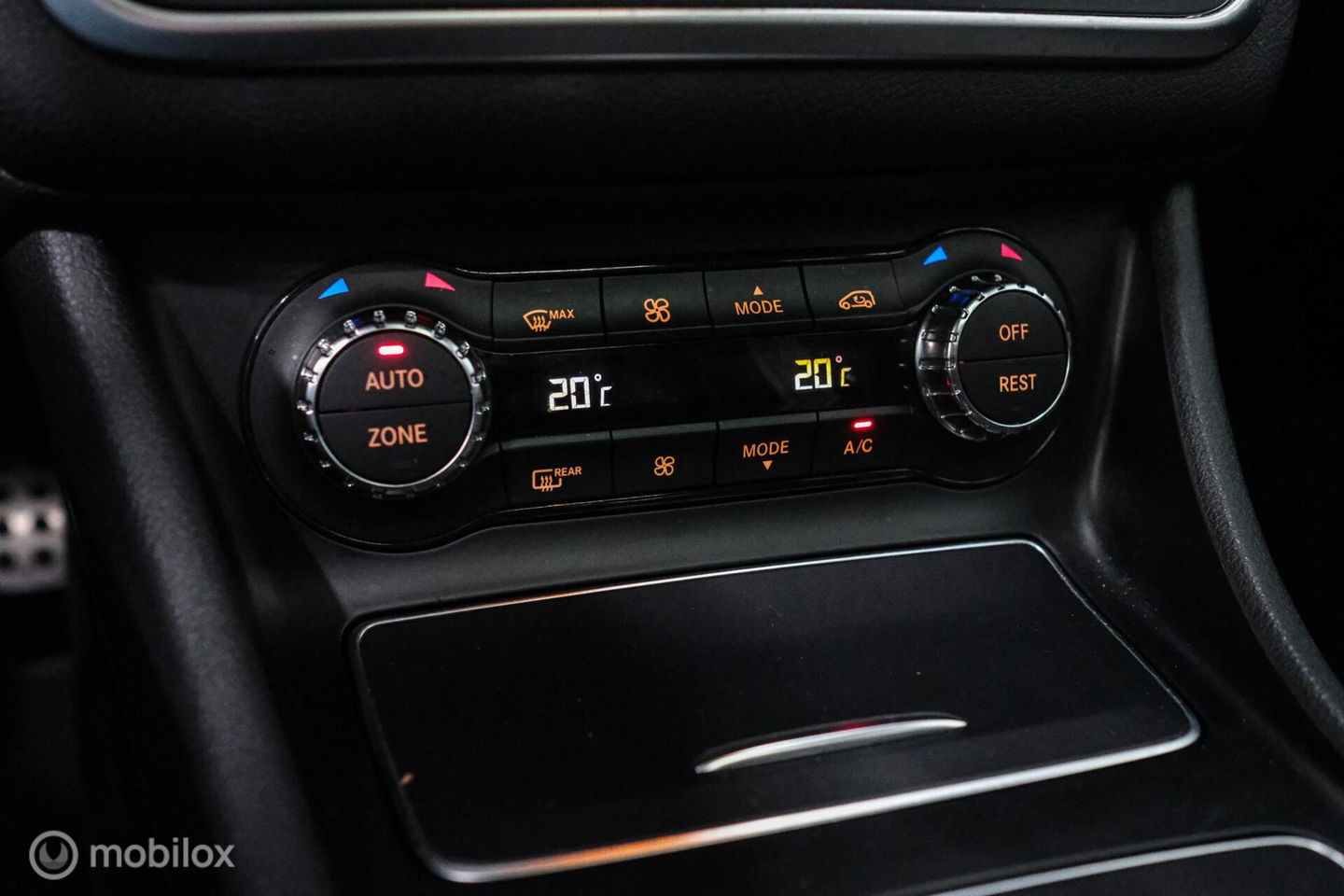 Mercedes-Benz GLA 250 4Matic Premium Plus AMG | Panorama | Adaptive cruise | Camera | All Seasons | Trekhaak | LED | Stoelverwarming | rijklaarpri