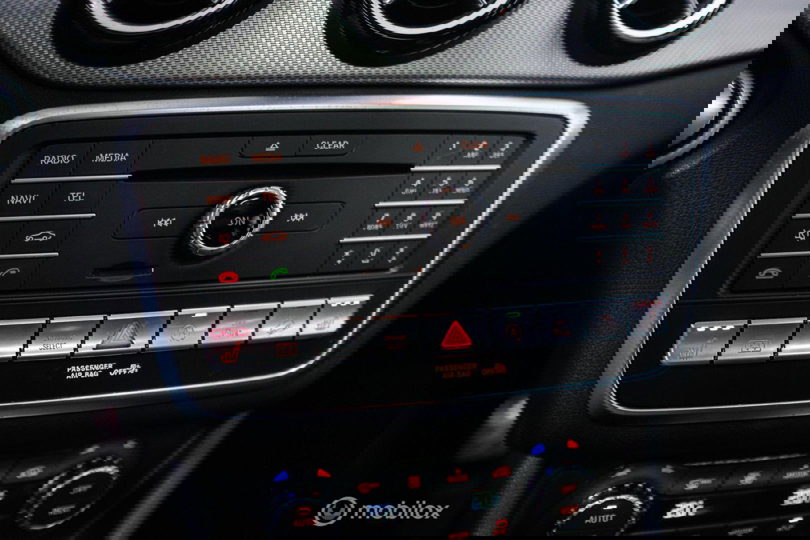 Mercedes-Benz GLA 250 4Matic Premium Plus AMG | Panorama | Adaptive cruise | Camera | All Seasons | Trekhaak | LED | Stoelverwarming | rijklaarpri