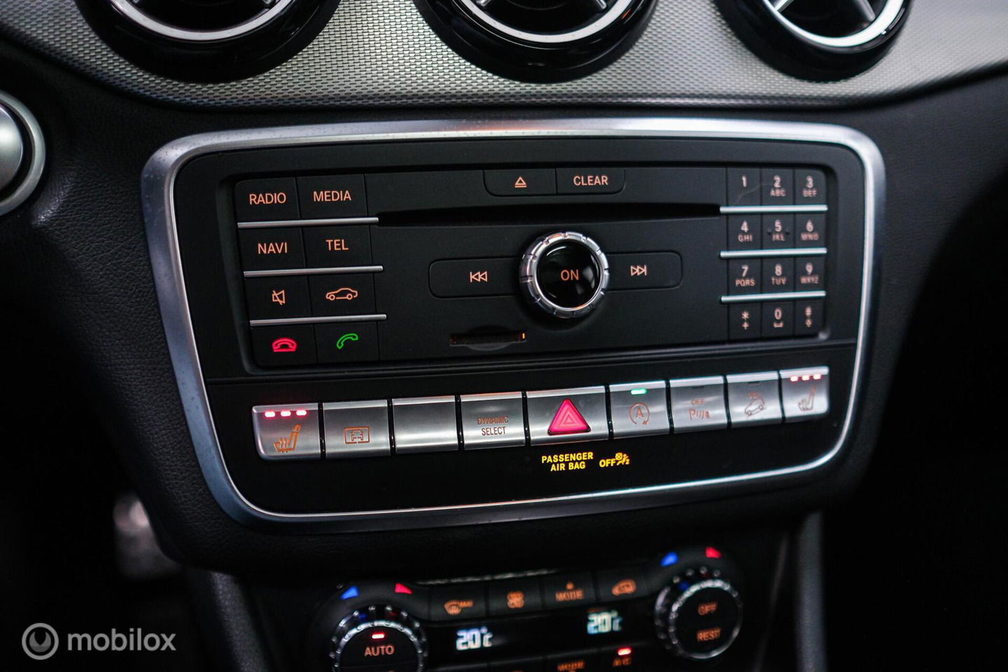 Mercedes-Benz GLA 250 4Matic Premium Plus AMG | Panorama | Adaptive cruise | Camera | All Seasons | Trekhaak | LED | Stoelverwarming | rijklaarpri