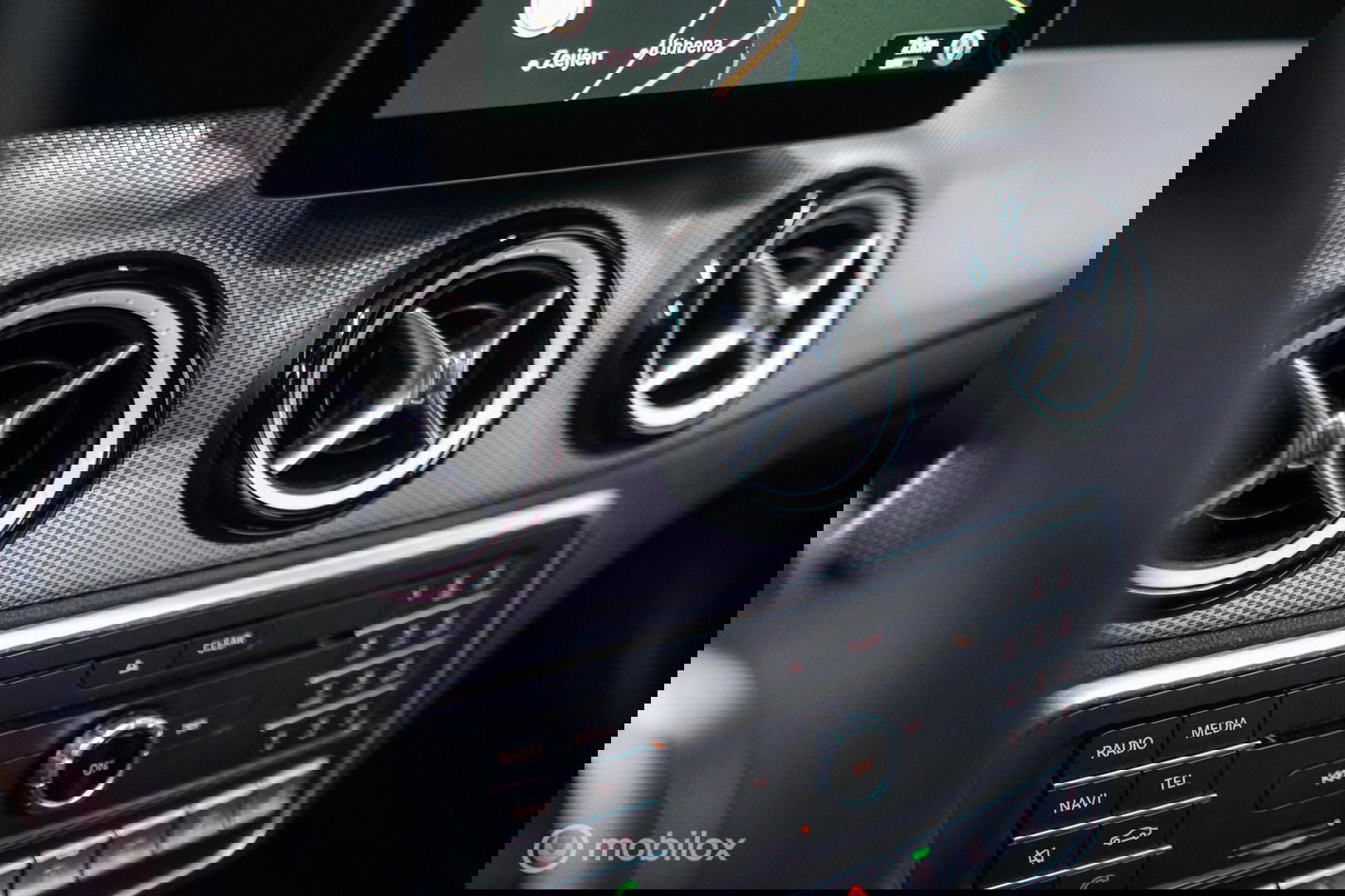 Mercedes-Benz GLA 250 4Matic Premium Plus AMG | Panorama | Adaptive cruise | Camera | All Seasons | Trekhaak | LED | Stoelverwarming | rijklaarpri