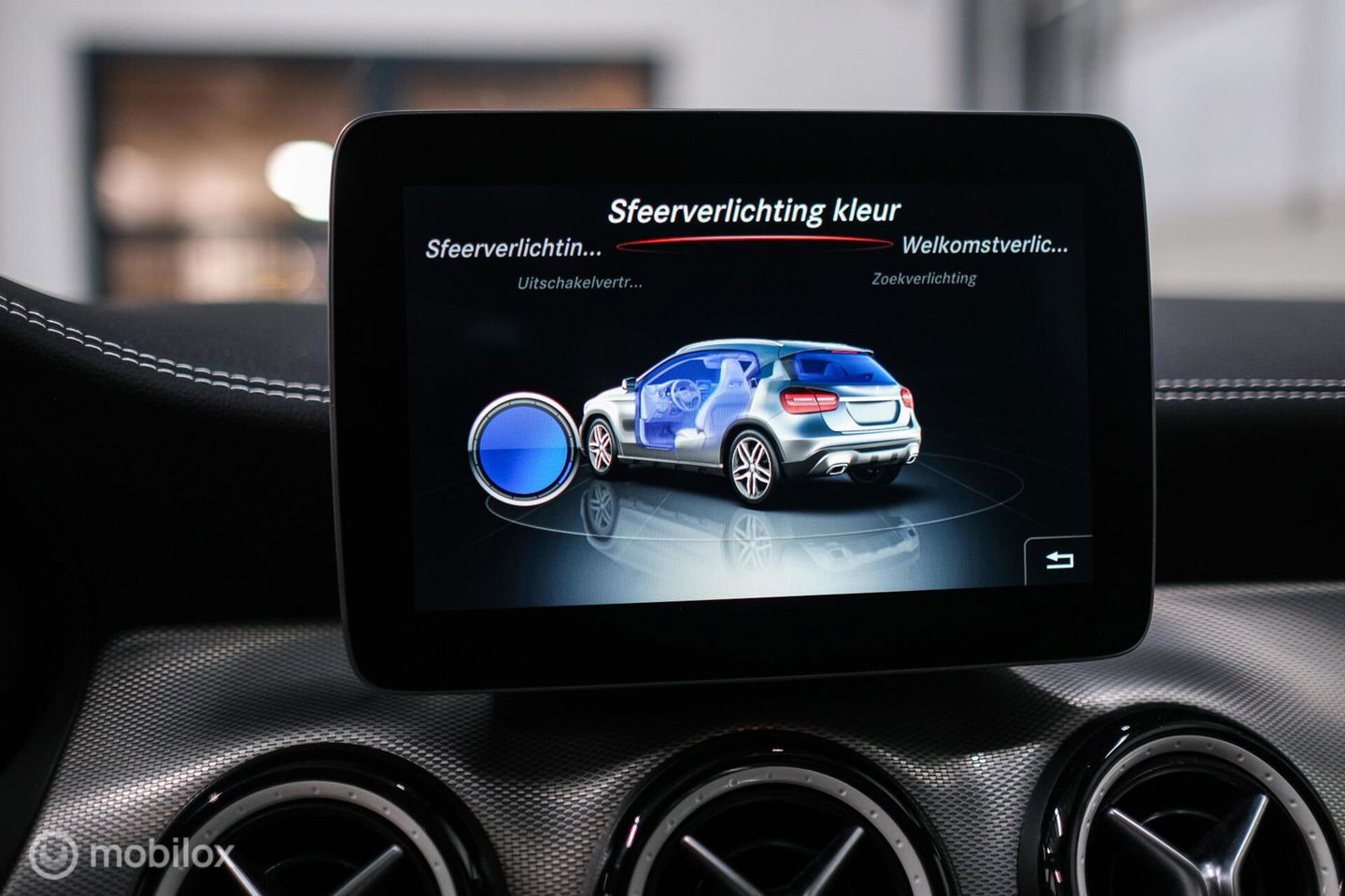 Mercedes-Benz GLA 250 4Matic Premium Plus AMG | Panorama | Adaptive cruise | Camera | All Seasons | Trekhaak | LED | Stoelverwarming | rijklaarpri