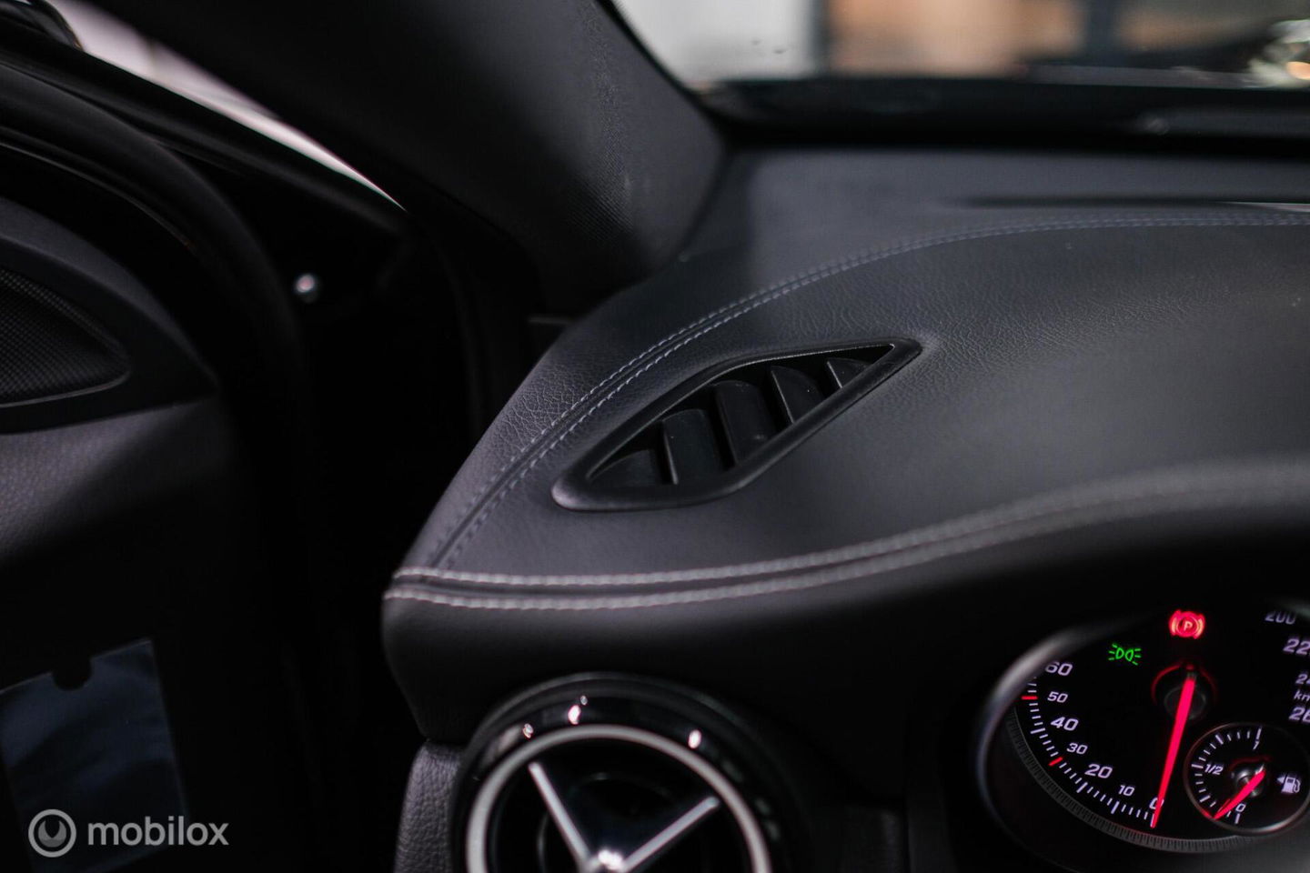 Mercedes-Benz GLA 250 4Matic Premium Plus AMG | Panorama | Adaptive cruise | Camera | All Seasons | Trekhaak | LED | Stoelverwarming | rijklaarpri