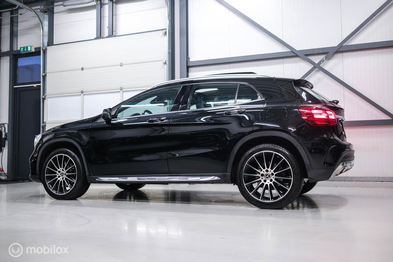 Mercedes-Benz GLA 250 4Matic Premium Plus AMG | Panorama | Adaptive cruise | Camera | All Seasons | Trekhaak | LED | Stoelverwarming | rijklaarpri