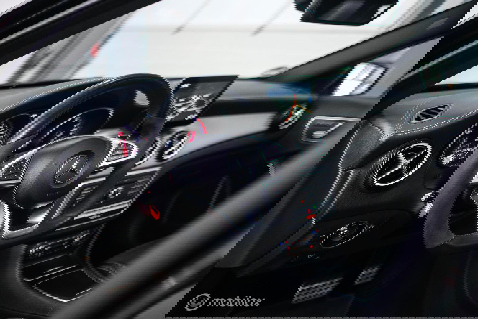 Mercedes-Benz GLA 250 4Matic Premium Plus AMG | Panorama | Adaptive cruise | Camera | All Seasons | Trekhaak | LED | Stoelverwarming | rijklaarpri