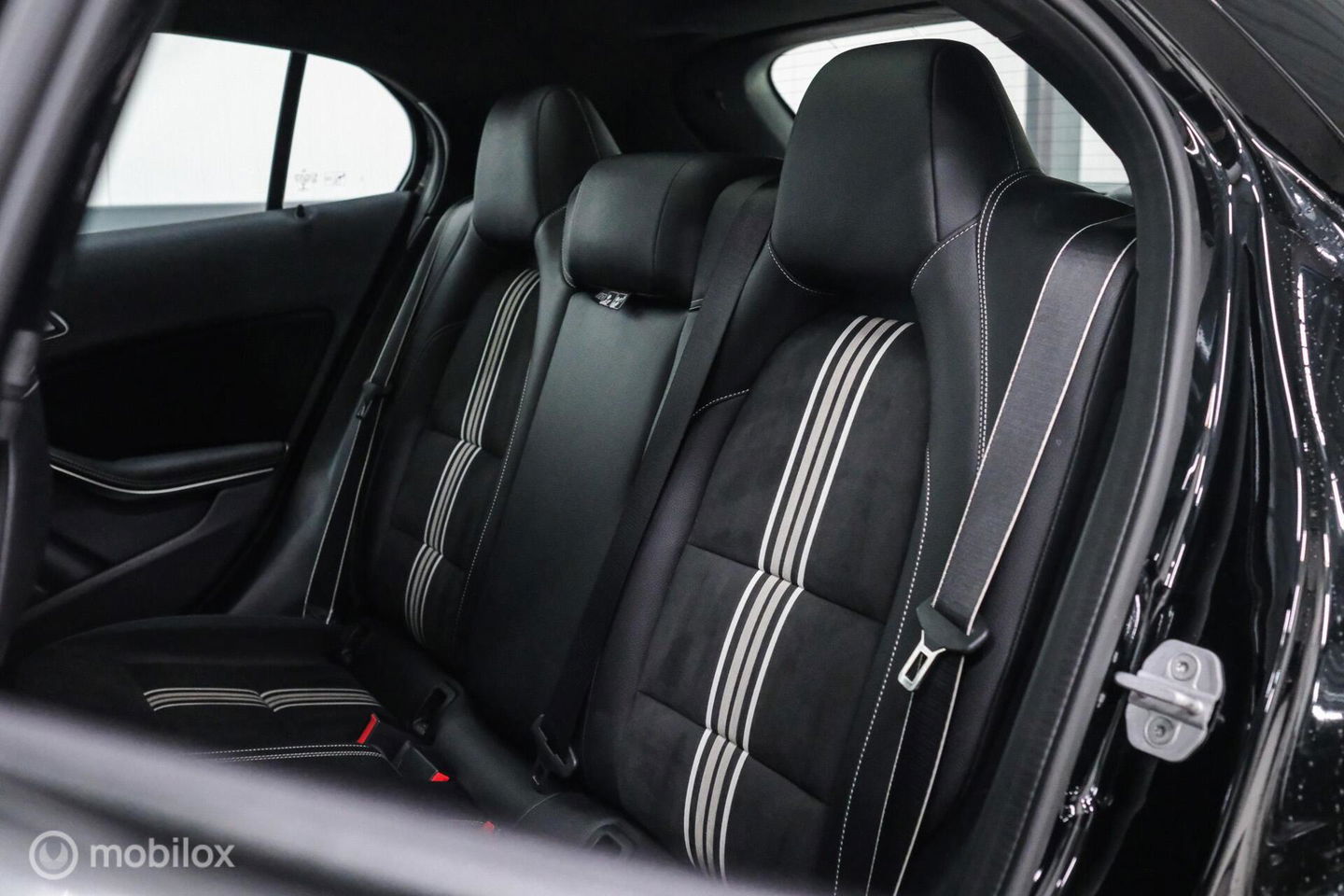 Mercedes-Benz GLA 250 4Matic Premium Plus AMG | Panorama | Adaptive cruise | Camera | All Seasons | Trekhaak | LED | Stoelverwarming | rijklaarpri