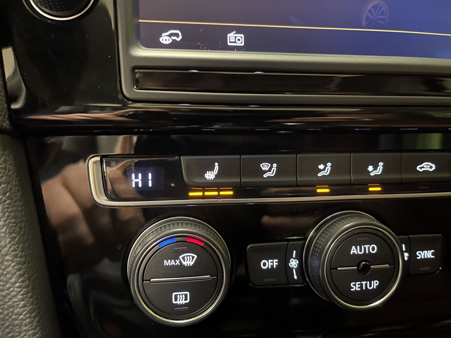 Volkswagen Golf 1.4 TSI ACT Highline | Automaat! | Panoramadak | Leder | Adaptieve Cruise Control | Lane Assist | Camera | Stoelverwarming | Xenon | Navigatie | Bluetooth | Grootlicht Assistent |