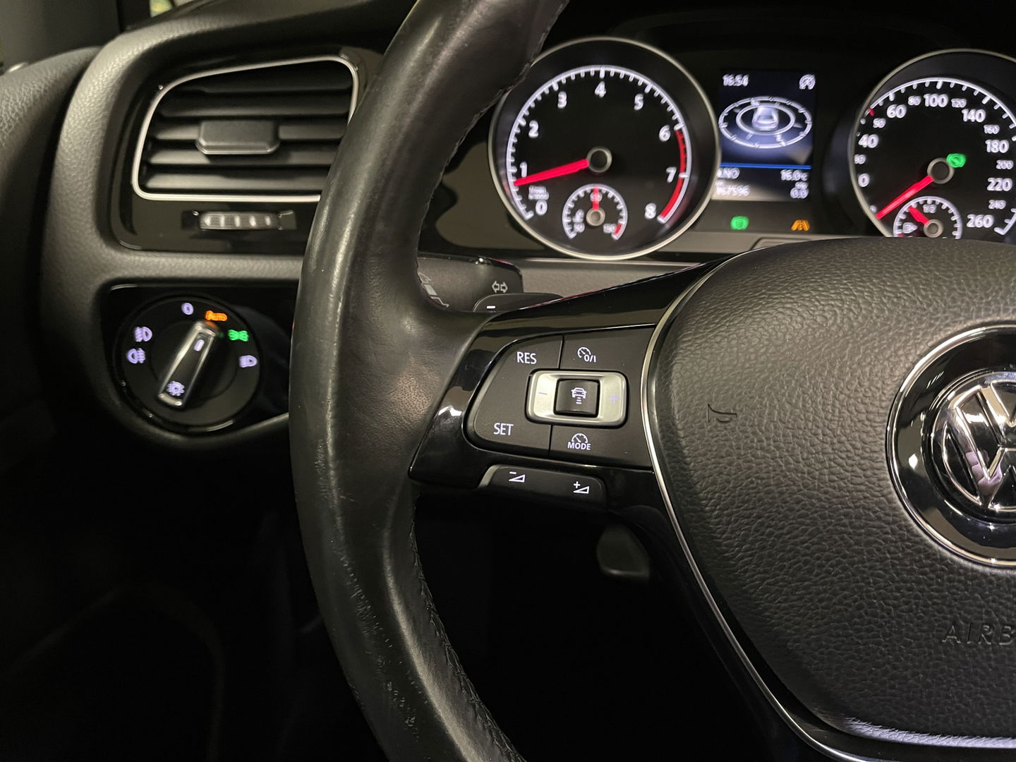 Volkswagen Golf 1.4 TSI ACT Highline | Automaat! | Panoramadak | Leder | Adaptieve Cruise Control | Lane Assist | Camera | Stoelverwarming | Xenon | Navigatie | Bluetooth | Grootlicht Assistent |