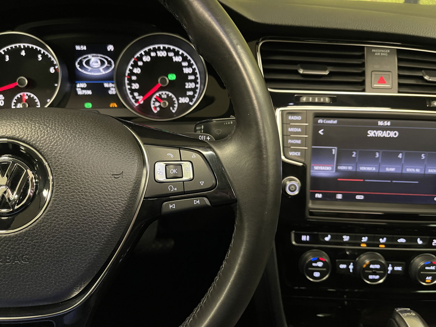 Volkswagen Golf 1.4 TSI ACT Highline | Automaat! | Panoramadak | Leder | Adaptieve Cruise Control | Lane Assist | Camera | Stoelverwarming | Xenon | Navigatie | Bluetooth | Grootlicht Assistent |