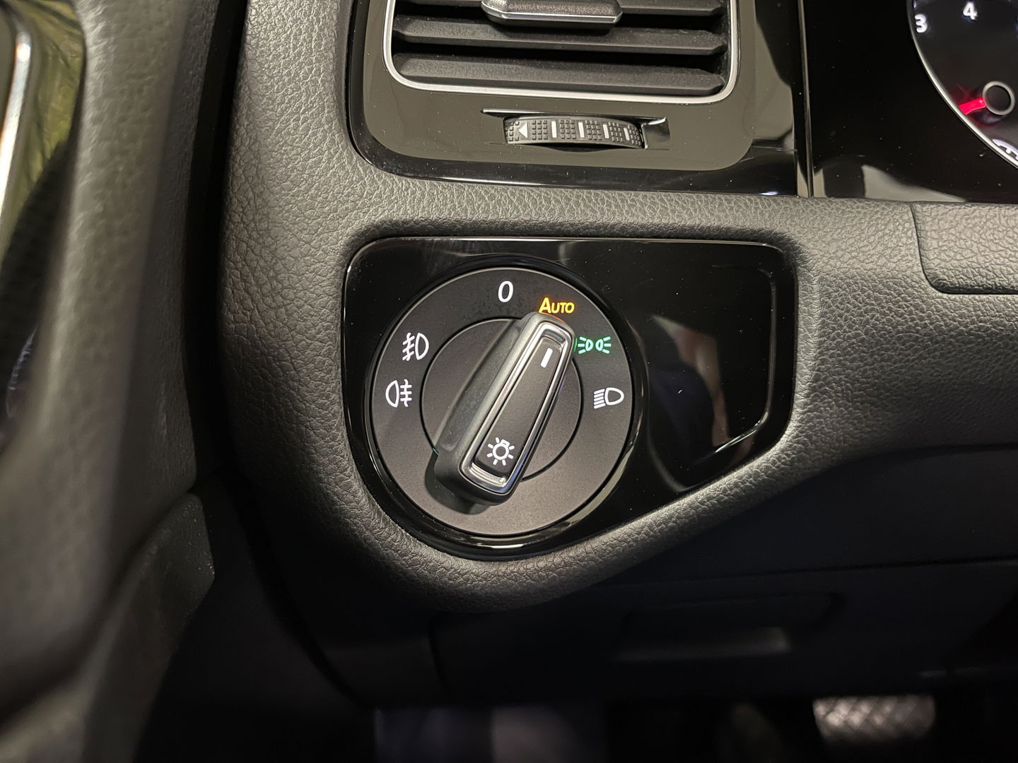 Volkswagen Golf 1.4 TSI ACT Highline | Automaat! | Panoramadak | Leder | Adaptieve Cruise Control | Lane Assist | Camera | Stoelverwarming | Xenon | Navigatie | Bluetooth | Grootlicht Assistent |