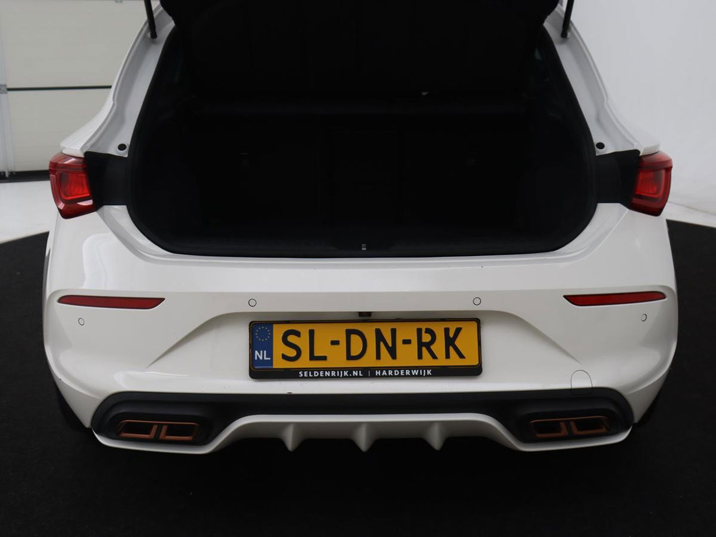 CUPRA Leon 1.4 eHybrid VZ | 245pk | Stoelverwarming | Carplay | Camera | Sfeerverlichting | Navigatie | Adaptive cruise | Keyless | Sportstoelen | 19'' | Full LED | Stuurverwarming | PHEV | Plug In