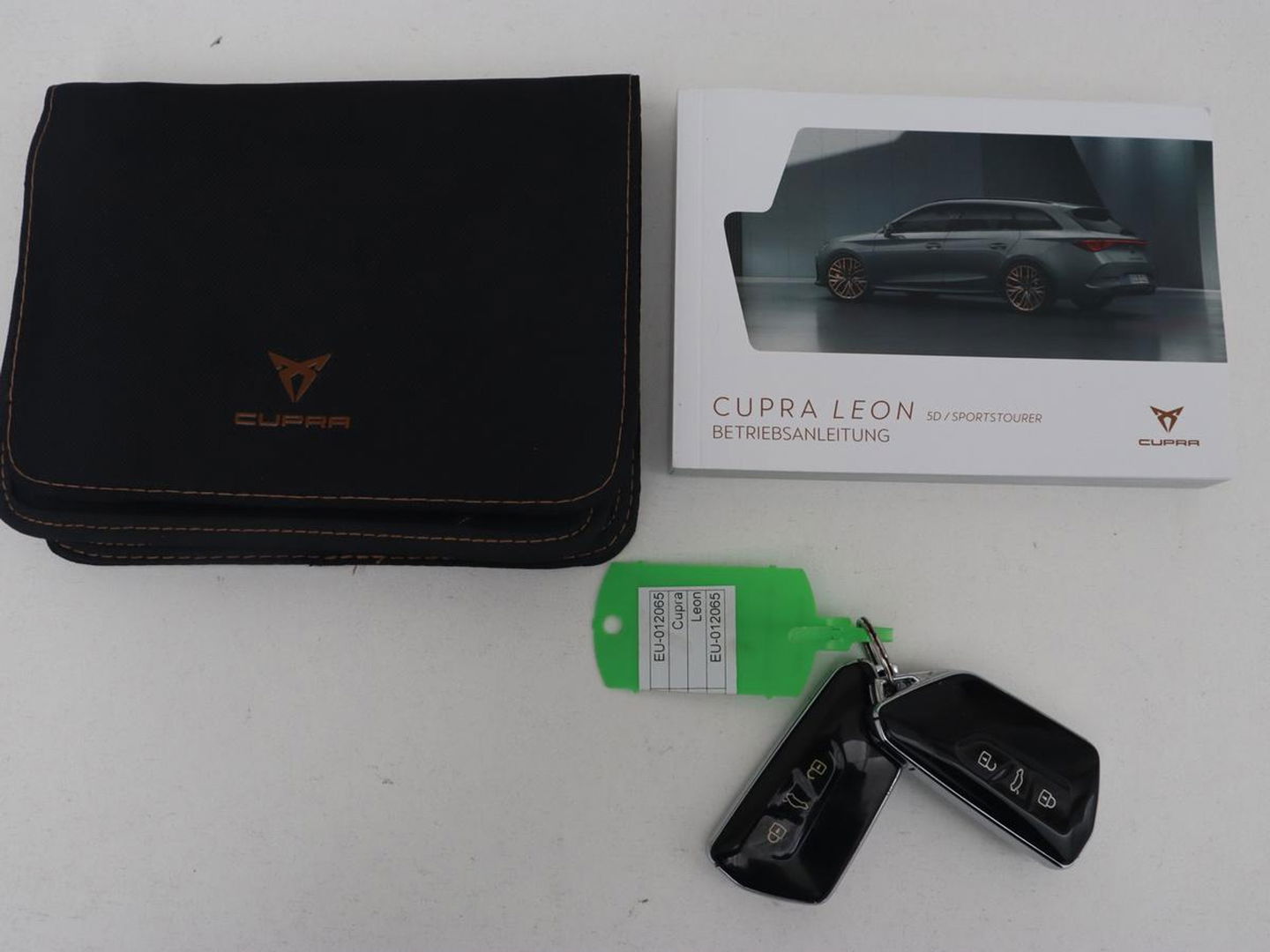 CUPRA Leon 1.4 eHybrid VZ | 245pk | Stoelverwarming | Carplay | Camera | Sfeerverlichting | Navigatie | Adaptive cruise | Keyless | Sportstoelen | 19'' | Full LED | Stuurverwarming | PHEV | Plug In