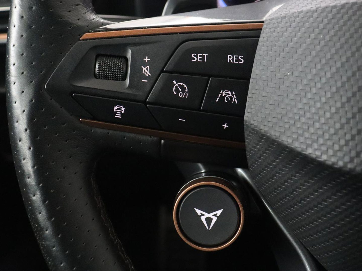 CUPRA Leon 1.4 eHybrid VZ | 245pk | Stoelverwarming | Carplay | Camera | Sfeerverlichting | Navigatie | Adaptive cruise | Keyless | Sportstoelen | 19'' | Full LED | Stuurverwarming | PHEV | Plug In