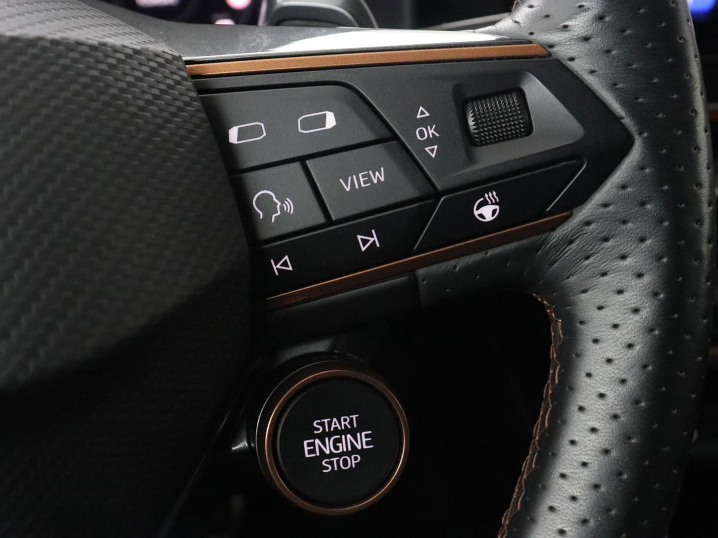 CUPRA Leon 1.4 eHybrid VZ | 245pk | Stoelverwarming | Carplay | Camera | Sfeerverlichting | Navigatie | Adaptive cruise | Keyless | Sportstoelen | 19'' | Full LED | Stuurverwarming | PHEV | Plug In