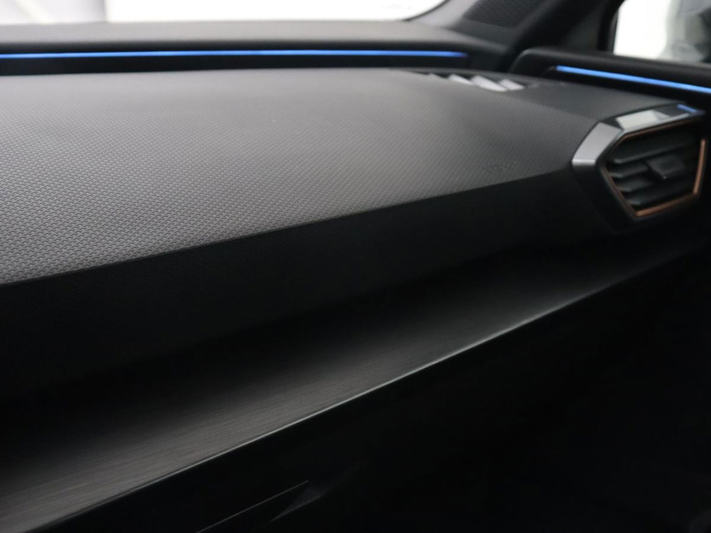 CUPRA Leon 1.4 eHybrid VZ | 245pk | Stoelverwarming | Carplay | Camera | Sfeerverlichting | Navigatie | Adaptive cruise | Keyless | Sportstoelen | 19'' | Full LED | Stuurverwarming | PHEV | Plug In