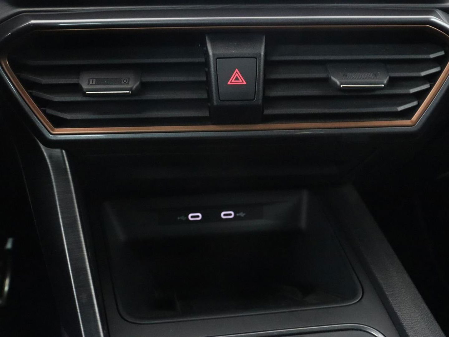 CUPRA Leon 1.4 eHybrid VZ | 245pk | Stoelverwarming | Carplay | Camera | Sfeerverlichting | Navigatie | Adaptive cruise | Keyless | Sportstoelen | 19'' | Full LED | Stuurverwarming | PHEV | Plug In