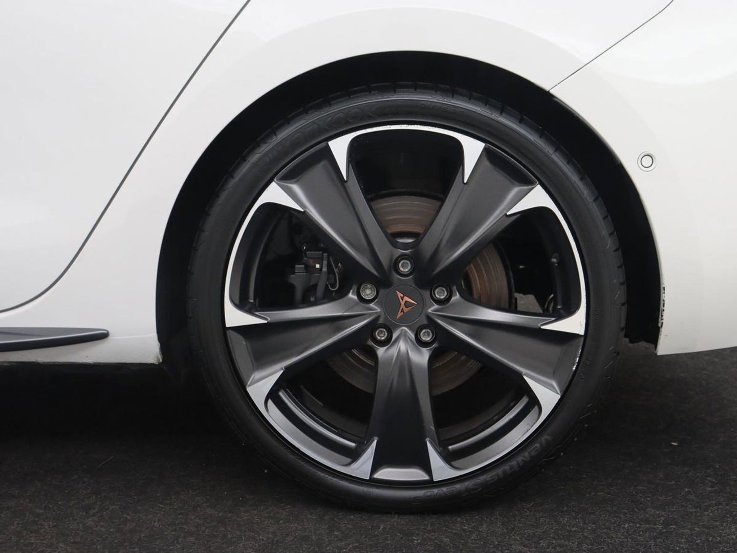 CUPRA Leon 1.4 eHybrid VZ | 245pk | Stoelverwarming | Carplay | Camera | Sfeerverlichting | Navigatie | Adaptive cruise | Keyless | Sportstoelen | 19'' | Full LED | Stuurverwarming | PHEV | Plug In