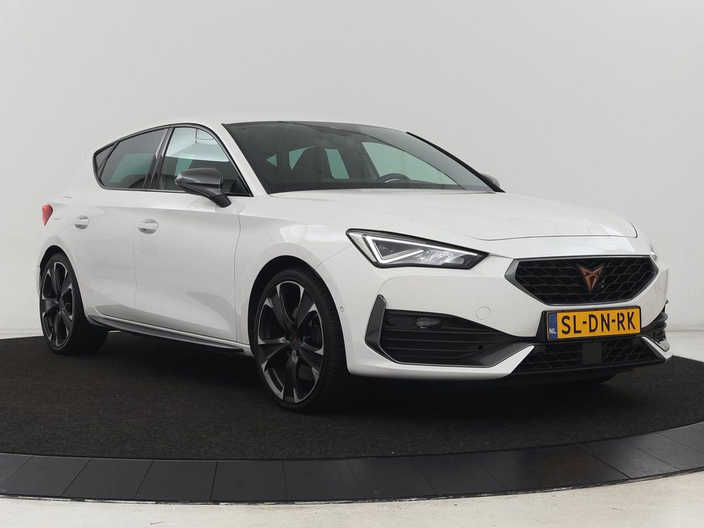 CUPRA Leon 1.4 eHybrid VZ | 245pk | Stoelverwarming | Carplay | Camera | Sfeerverlichting | Navigatie | Adaptive cruise | Keyless | Sportstoelen | 19'' | Full LED | Stuurverwarming | PHEV | Plug In