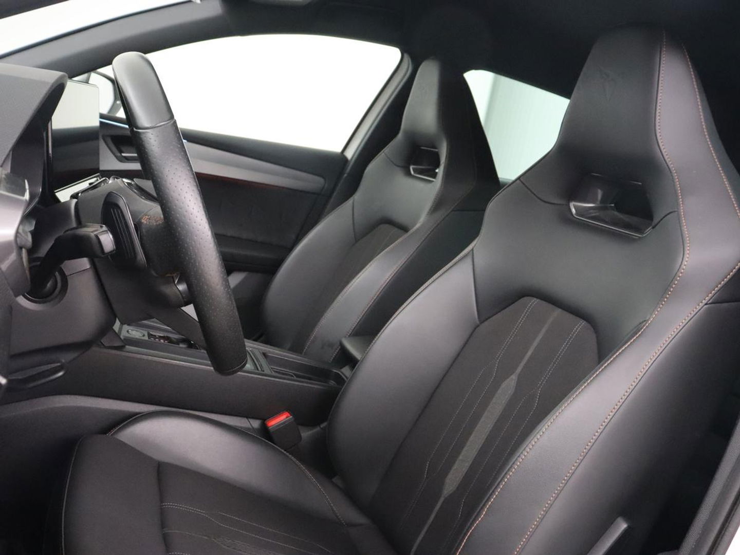 CUPRA Leon 1.4 eHybrid VZ | 245pk | Stoelverwarming | Carplay | Camera | Sfeerverlichting | Navigatie | Adaptive cruise | Keyless | Sportstoelen | 19'' | Full LED | Stuurverwarming | PHEV | Plug In