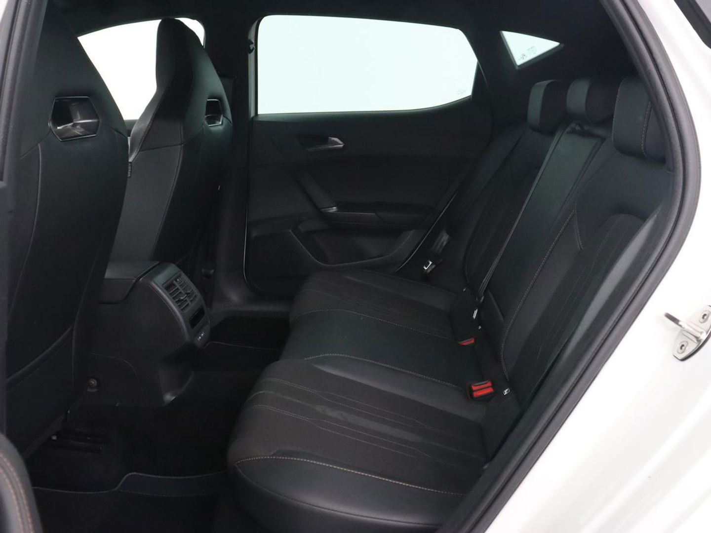 CUPRA Leon 1.4 eHybrid VZ | 245pk | Stoelverwarming | Carplay | Camera | Sfeerverlichting | Navigatie | Adaptive cruise | Keyless | Sportstoelen | 19'' | Full LED | Stuurverwarming | PHEV | Plug In