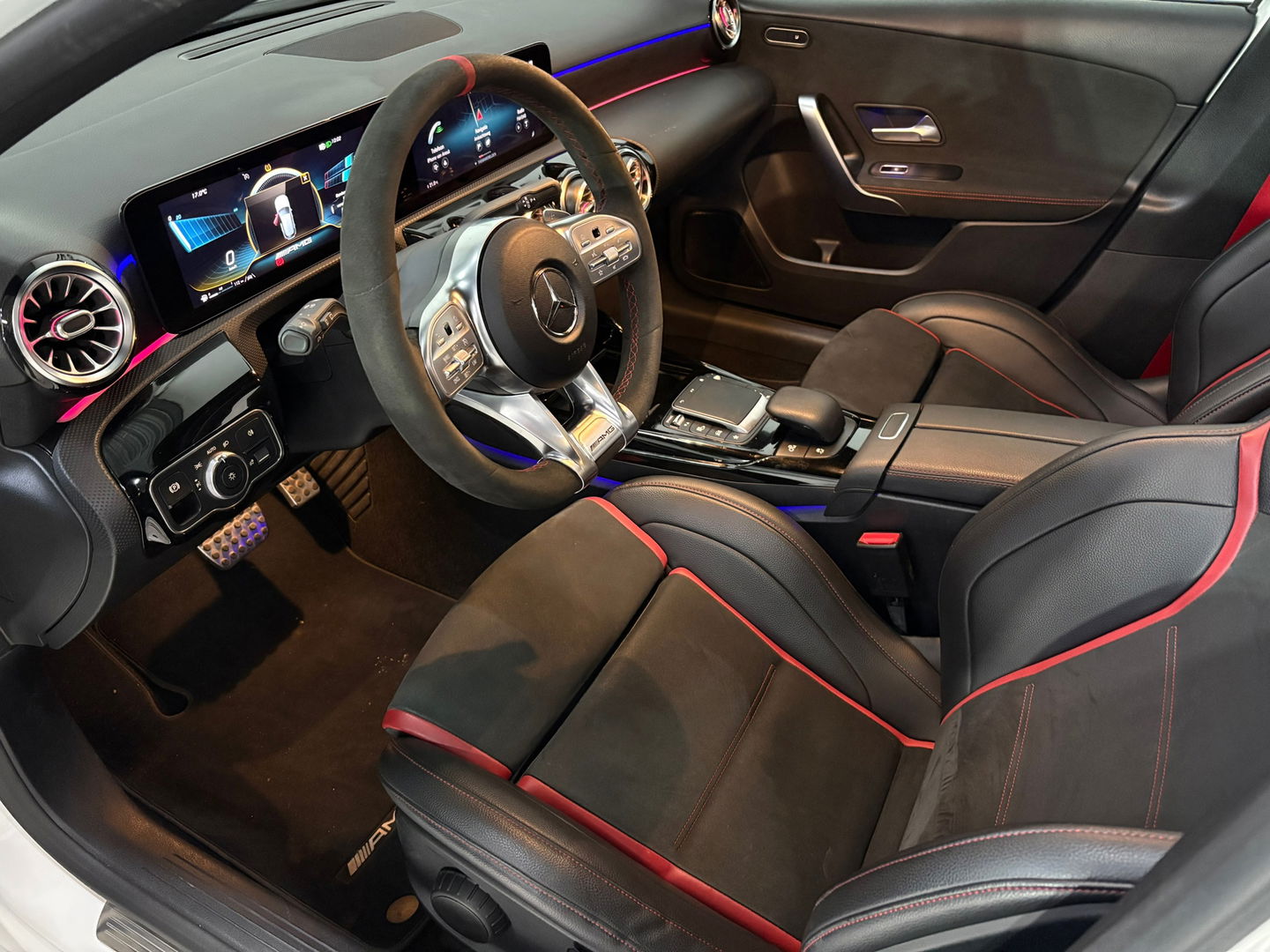 Mercedes-Benz A-Klasse AMG 35 4MATIC Premium Plus Pano Burmester