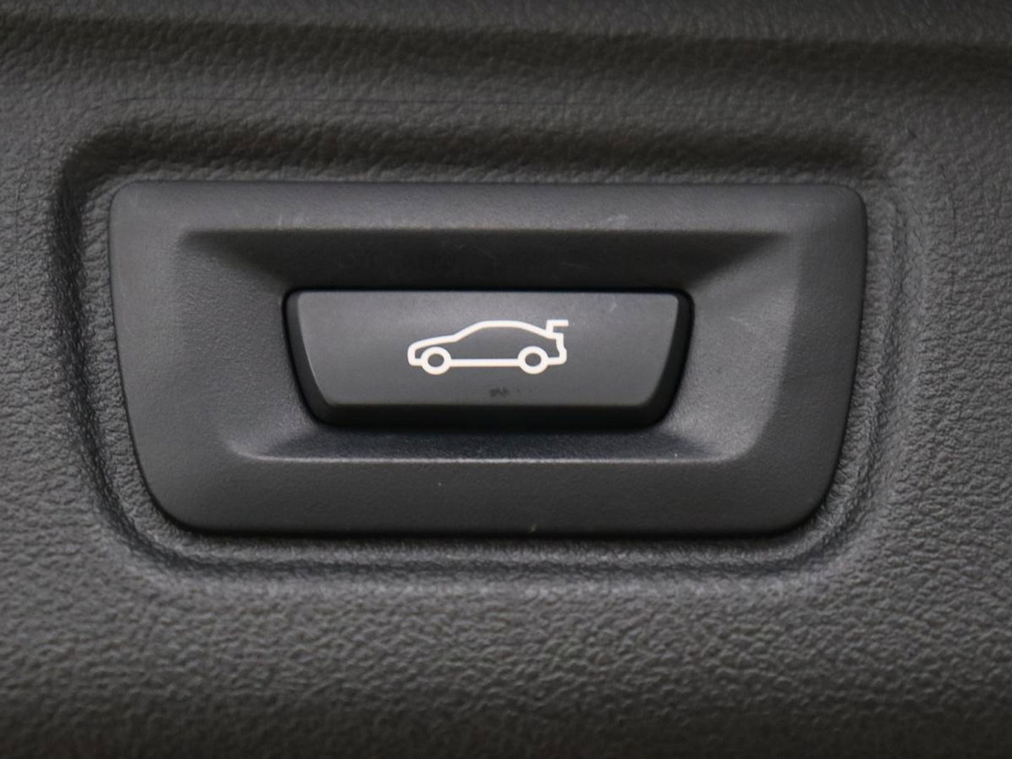 BMW 3 Serie 318i High Executive | Sport Line | Leder | Stoelverwarming | Camera | Sportstoelen | Carplay | Sfeerverlichting | Live Cockpit | Navigatie | Full LED | Climate control | Park Assist | Cruise control