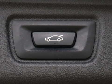 BMW 3 Serie 318i High Executive | Sport Line | Leder | Stoelverwarming | Camera | Sportstoelen | Carplay | Sfeerverlichting | Live Cockpit | Navigatie | Full LED | Climate control | Park Assist | Cruise control