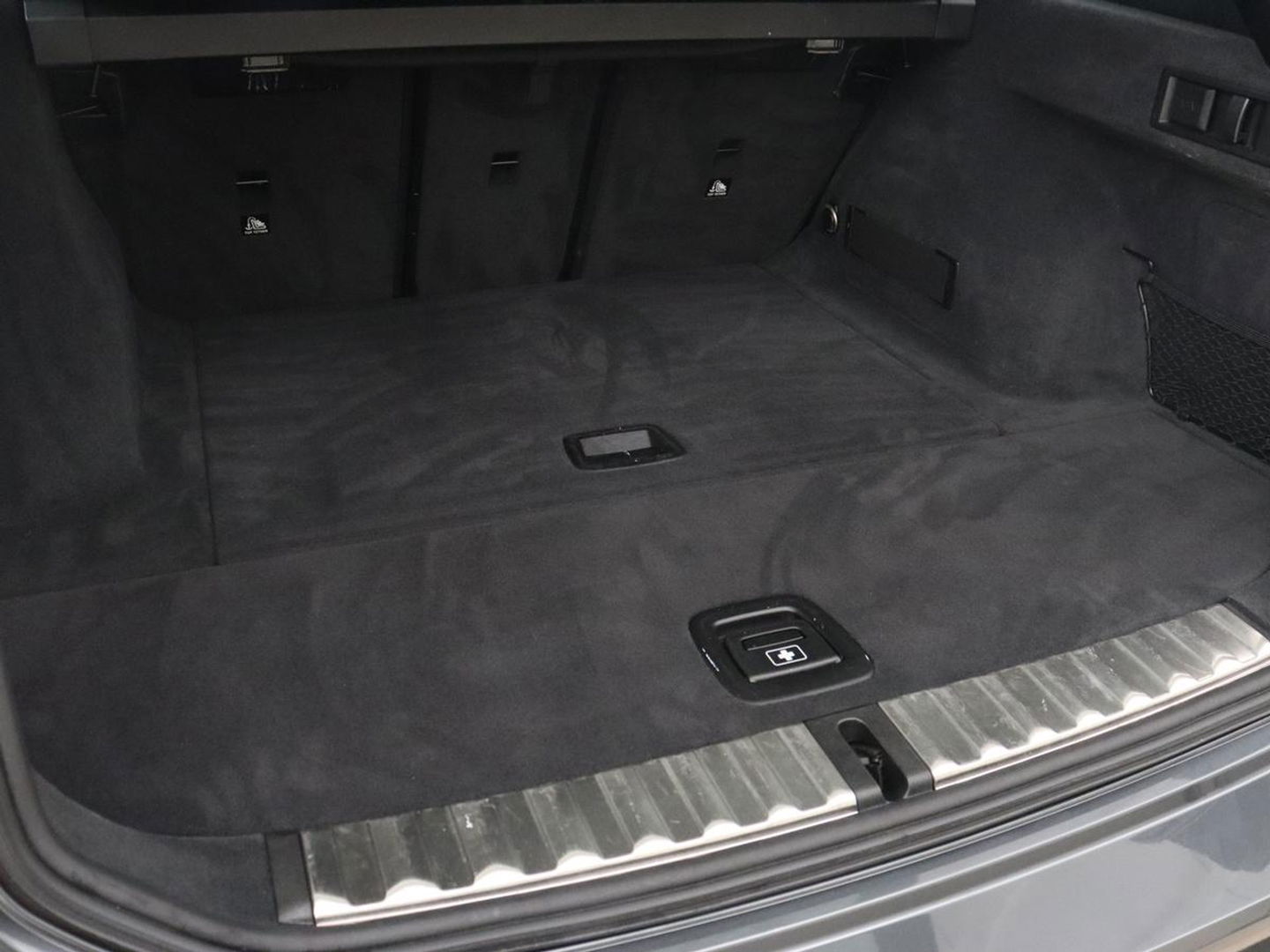 BMW 3 Serie 318i High Executive | Sport Line | Leder | Stoelverwarming | Camera | Sportstoelen | Carplay | Sfeerverlichting | Live Cockpit | Navigatie | Full LED | Climate control | Park Assist | Cruise control