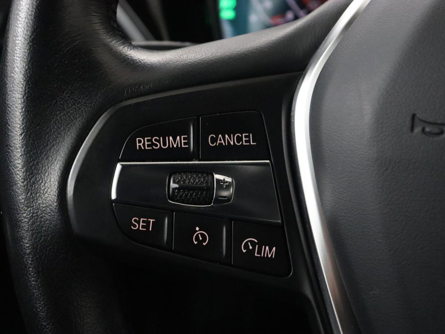 BMW 3 Serie 318i High Executive | Sport Line | Leder | Stoelverwarming | Camera | Sportstoelen | Carplay | Sfeerverlichting | Live Cockpit | Navigatie | Full LED | Climate control | Park Assist | Cruise control