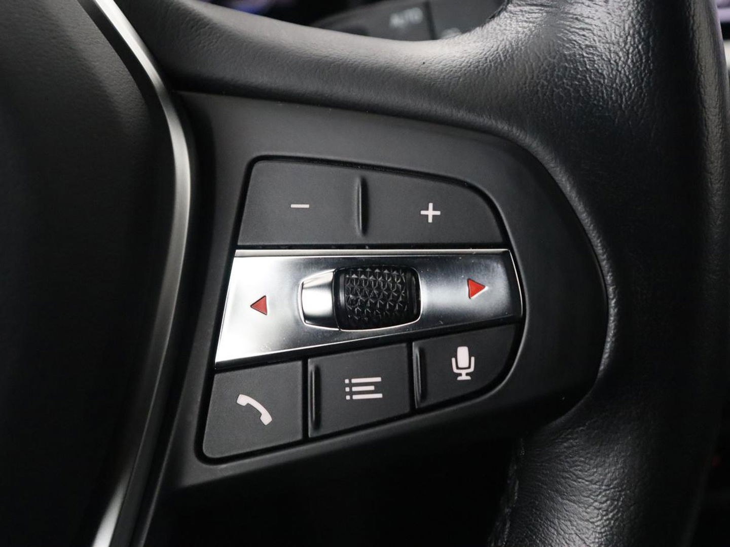 BMW 3 Serie 318i High Executive | Sport Line | Leder | Stoelverwarming | Camera | Sportstoelen | Carplay | Sfeerverlichting | Live Cockpit | Navigatie | Full LED | Climate control | Park Assist | Cruise control