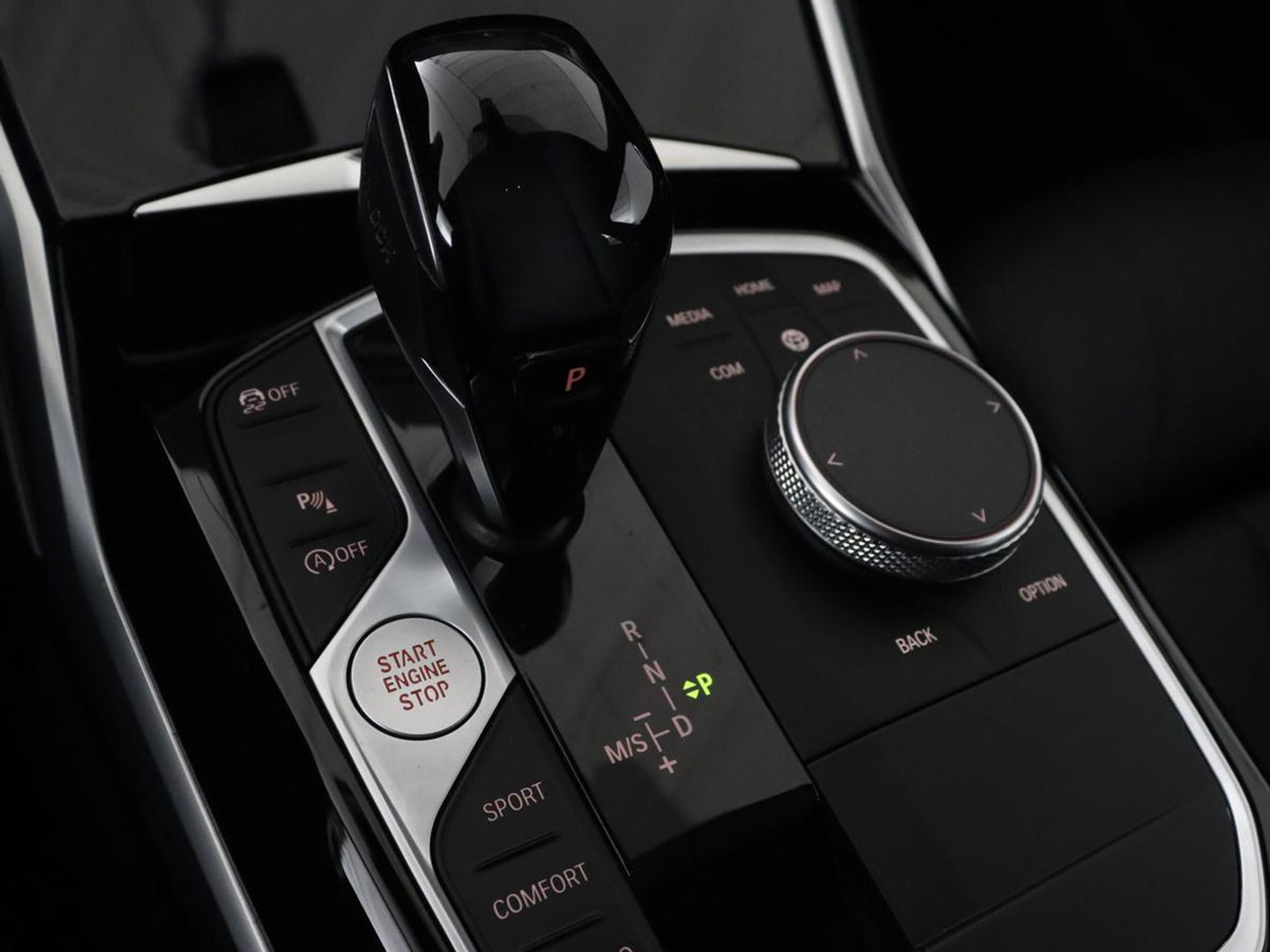 BMW 3 Serie 318i High Executive | Sport Line | Leder | Stoelverwarming | Camera | Sportstoelen | Carplay | Sfeerverlichting | Live Cockpit | Navigatie | Full LED | Climate control | Park Assist | Cruise control