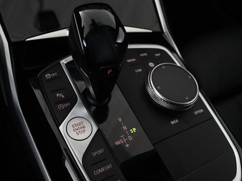 BMW 3 Serie 318i High Executive | Sport Line | Leder | Stoelverwarming | Camera | Sportstoelen | Carplay | Sfeerverlichting | Live Cockpit | Navigatie | Full LED | Climate control | Park Assist | Cruise control