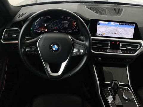 BMW 3 Serie 318i High Executive | Sport Line | Leder | Stoelverwarming | Camera | Sportstoelen | Carplay | Sfeerverlichting | Live Cockpit | Navigatie | Full LED | Climate control | Park Assist | Cruise control