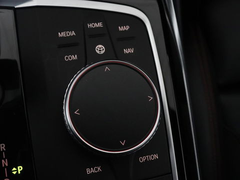 BMW 3 Serie 318i High Executive | Sport Line | Leder | Stoelverwarming | Camera | Sportstoelen | Carplay | Sfeerverlichting | Live Cockpit | Navigatie | Full LED | Climate control | Park Assist | Cruise control