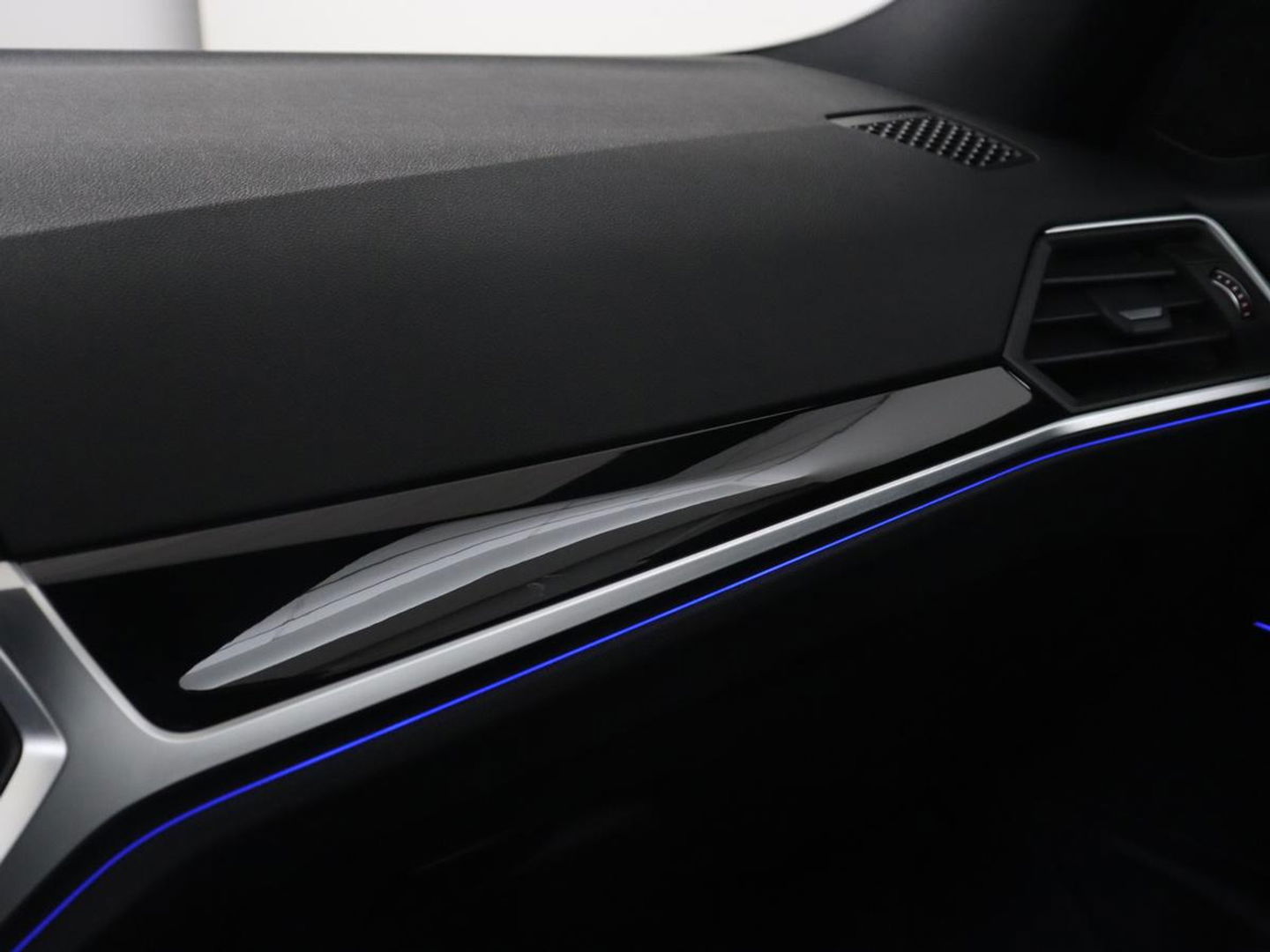 BMW 3 Serie 318i High Executive | Sport Line | Leder | Stoelverwarming | Camera | Sportstoelen | Carplay | Sfeerverlichting | Live Cockpit | Navigatie | Full LED | Climate control | Park Assist | Cruise control