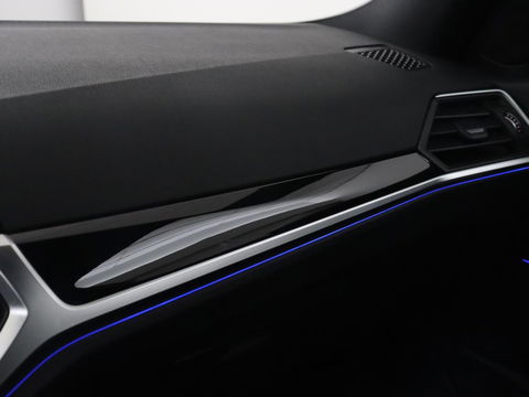 BMW 3 Serie 318i High Executive | Sport Line | Leder | Stoelverwarming | Camera | Sportstoelen | Carplay | Sfeerverlichting | Live Cockpit | Navigatie | Full LED | Climate control | Park Assist | Cruise control