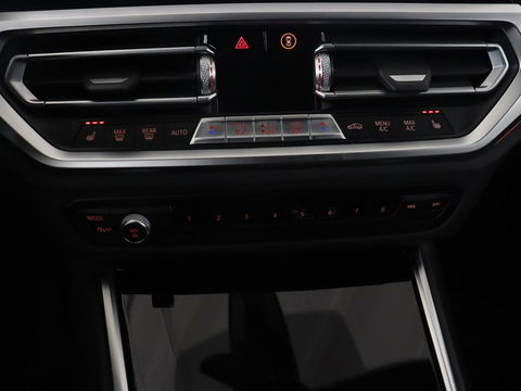 BMW 3 Serie 318i High Executive | Sport Line | Leder | Stoelverwarming | Camera | Sportstoelen | Carplay | Sfeerverlichting | Live Cockpit | Navigatie | Full LED | Climate control | Park Assist | Cruise control