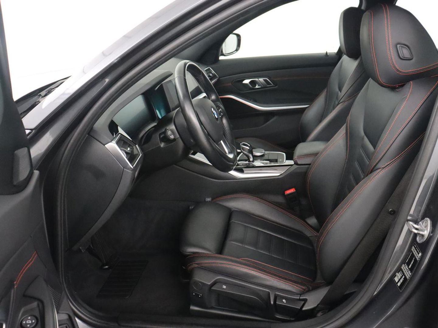 BMW 3 Serie 318i High Executive | Sport Line | Leder | Stoelverwarming | Camera | Sportstoelen | Carplay | Sfeerverlichting | Live Cockpit | Navigatie | Full LED | Climate control | Park Assist | Cruise control