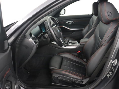 BMW 3 Serie 318i High Executive | Sport Line | Leder | Stoelverwarming | Camera | Sportstoelen | Carplay | Sfeerverlichting | Live Cockpit | Navigatie | Full LED | Climate control | Park Assist | Cruise control