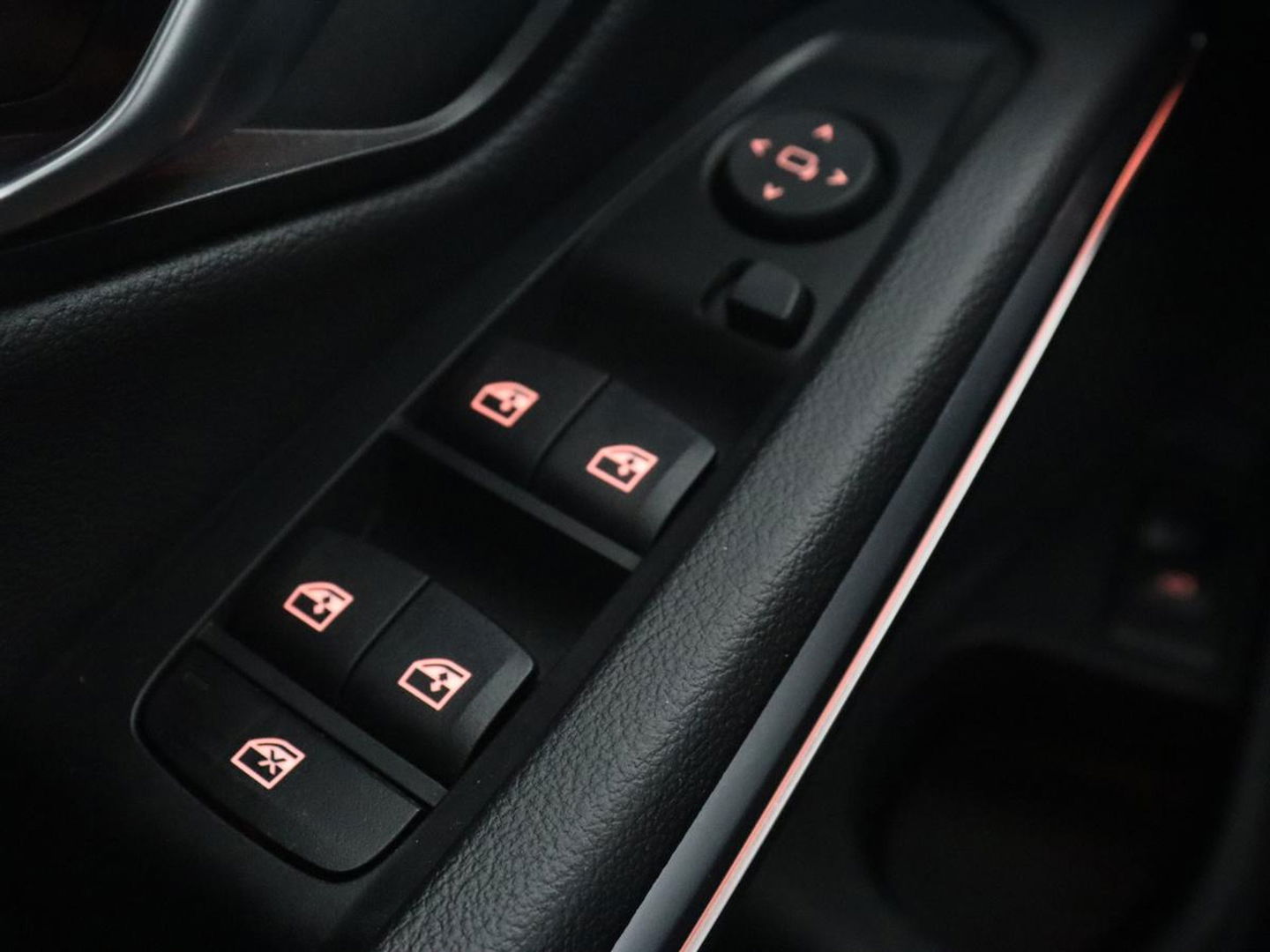 BMW 3 Serie 318i High Executive | Sport Line | Leder | Stoelverwarming | Camera | Sportstoelen | Carplay | Sfeerverlichting | Live Cockpit | Navigatie | Full LED | Climate control | Park Assist | Cruise control