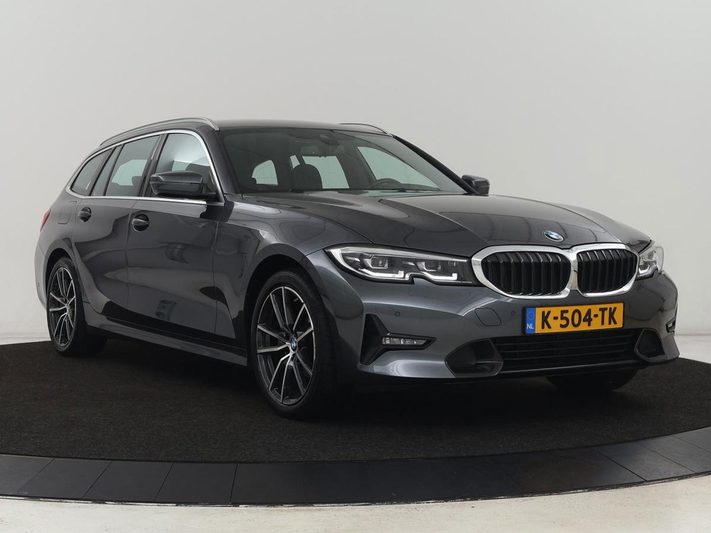BMW 3 Serie 318i High Executive | Sport Line | Leder | Stoelverwarming | Camera | Sportstoelen | Carplay | Sfeerverlichting | Live Cockpit | Navigatie | Full LED | Climate control | Park Assist | Cruise control