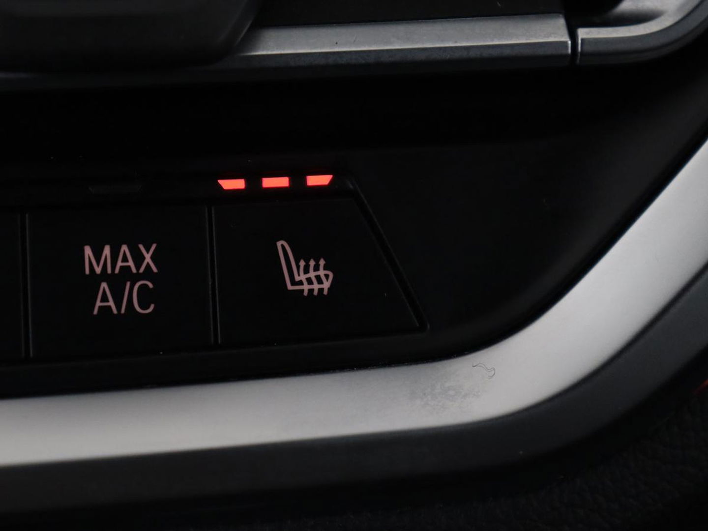 BMW 3 Serie 318i High Executive | Sport Line | Leder | Stoelverwarming | Camera | Sportstoelen | Carplay | Sfeerverlichting | Live Cockpit | Navigatie | Full LED | Climate control | Park Assist | Cruise control