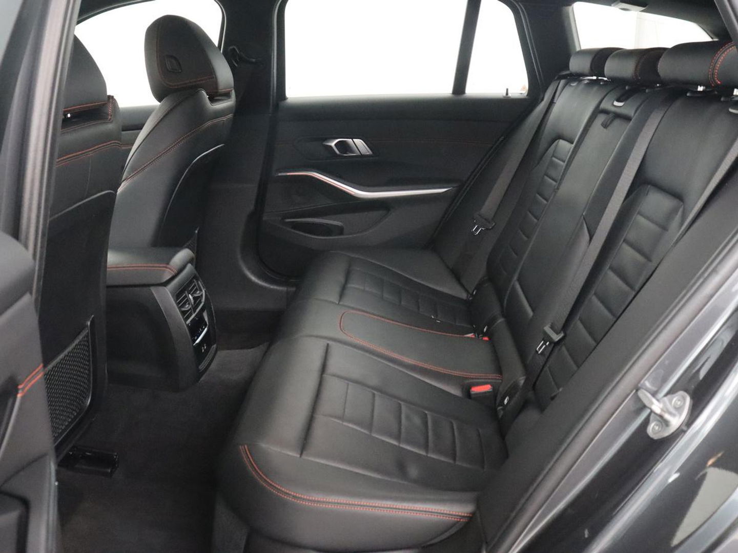 BMW 3 Serie 318i High Executive | Sport Line | Leder | Stoelverwarming | Camera | Sportstoelen | Carplay | Sfeerverlichting | Live Cockpit | Navigatie | Full LED | Climate control | Park Assist | Cruise control