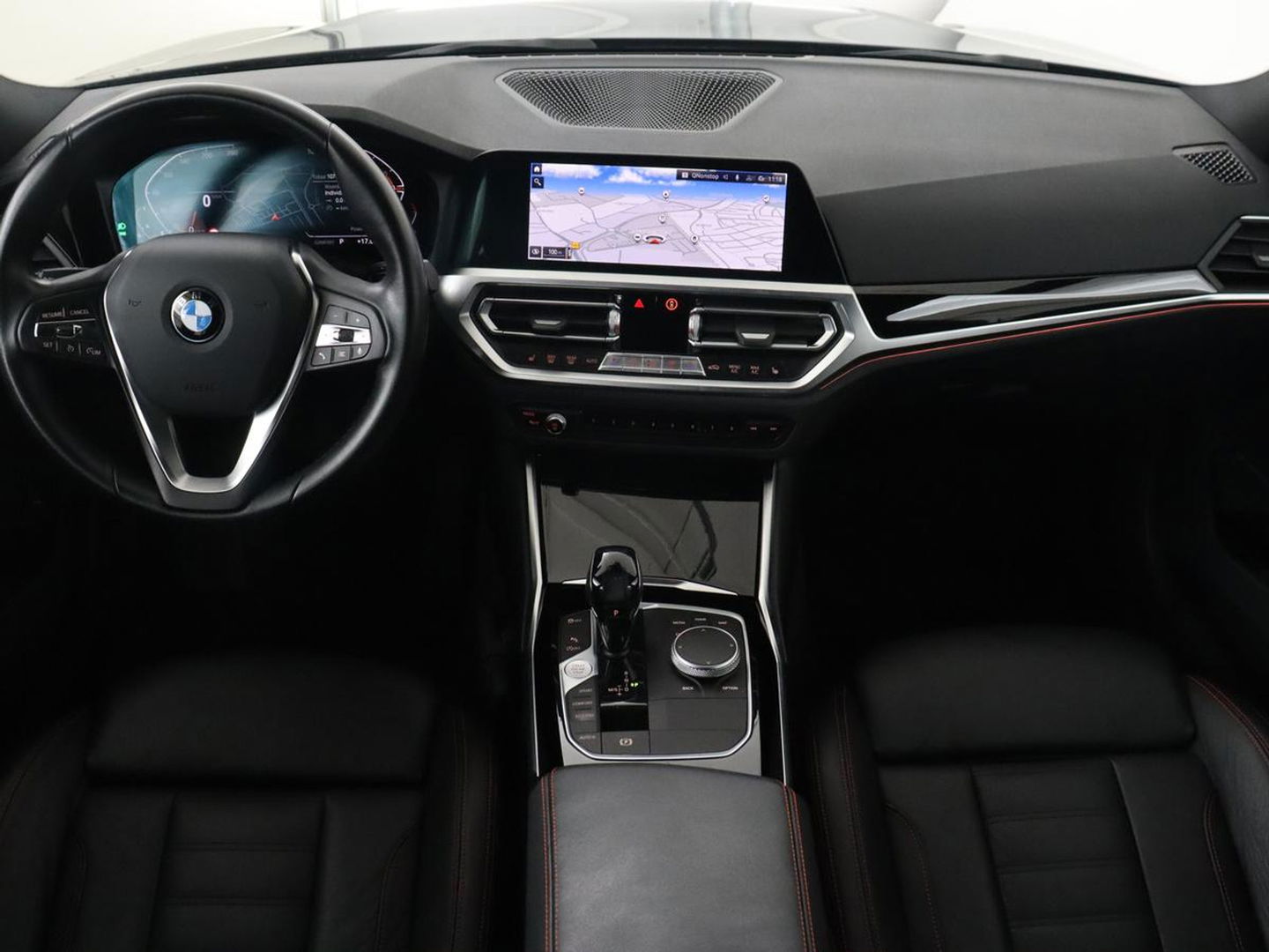 BMW 3 Serie 318i High Executive | Sport Line | Leder | Stoelverwarming | Camera | Sportstoelen | Carplay | Sfeerverlichting | Live Cockpit | Navigatie | Full LED | Climate control | Park Assist | Cruise control