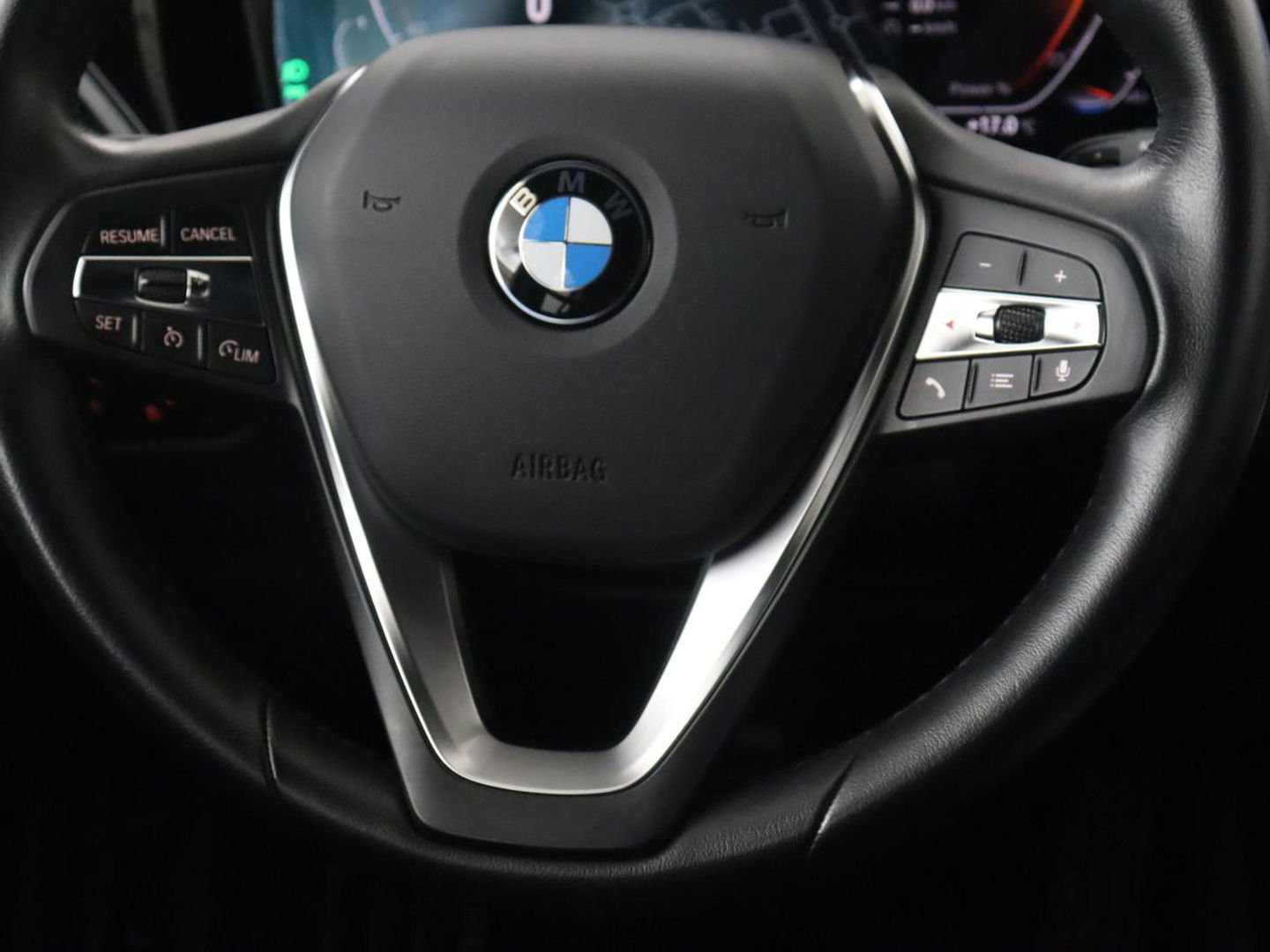 BMW 3 Serie 318i High Executive | Sport Line | Leder | Stoelverwarming | Camera | Sportstoelen | Carplay | Sfeerverlichting | Live Cockpit | Navigatie | Full LED | Climate control | Park Assist | Cruise control