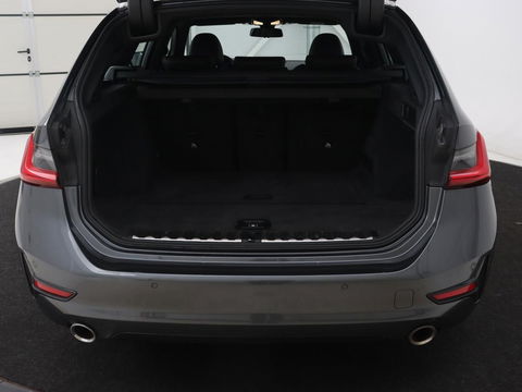 BMW 3 Serie 318i High Executive | Sport Line | Leder | Stoelverwarming | Camera | Sportstoelen | Carplay | Sfeerverlichting | Live Cockpit | Navigatie | Full LED | Climate control | Park Assist | Cruise control