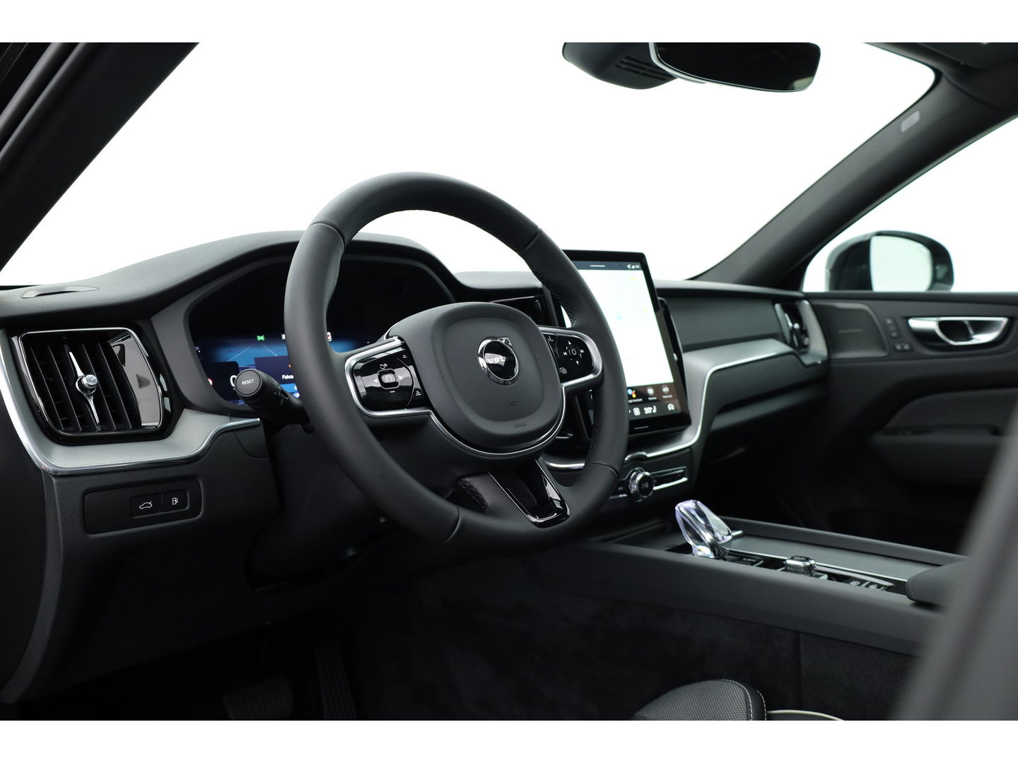 Volvo XC60 T6 Plug-in hybrid Plus Black Edition | Pano | Harman Kardon | Memory Seats | 360cam | Blis | Pilot Assist | 21''