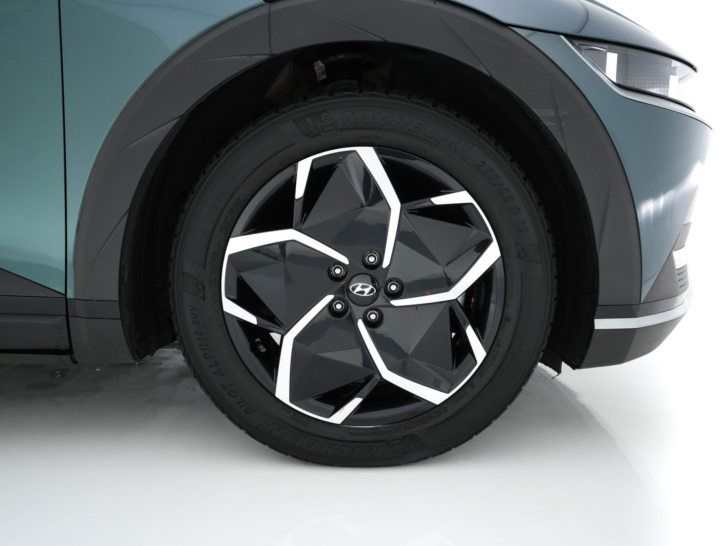 Hyundai IONIQ 5 Connect+ AWD 77.4 kWh [3-FASE] { SOH-} (INCL-BTW) Aut.* HEATPUMP | LUXURY-LEATHER | BOSE-AUDIO | FULL-LED | DIGI-COCKPIT | AMBIENT-LIGHT | DAB | SHIFT-PADDLES | HEAD-UP | NAVI-FULLMAP | KEYLESS | CAMERA | HEATED-COMFORTSEATS | ...