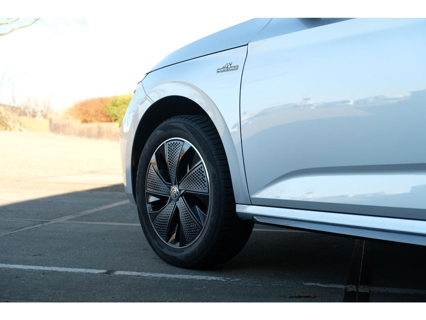 Škoda Kamiq 1.0 TSI DSG Monte Carlo | PANO | STOEL, STUUR & VOORRUIT VERW. | ADAPTIVE CRUISE | DIGI DASH | SPORT